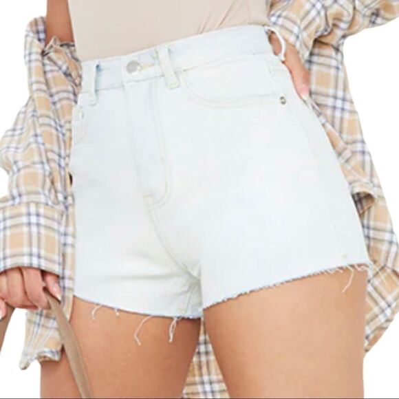 PrettyLittleThing Bleach Wash Raw Hem Hot Pants - Picture 1 of 8